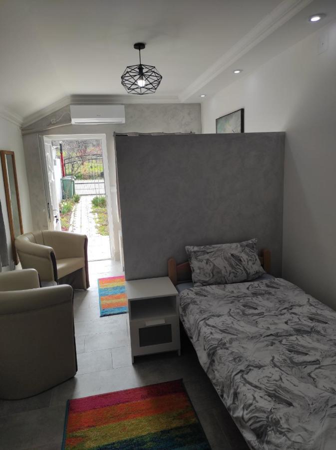 Vila Mila Riverside Apartments 斯梅代雷沃 外观 照片